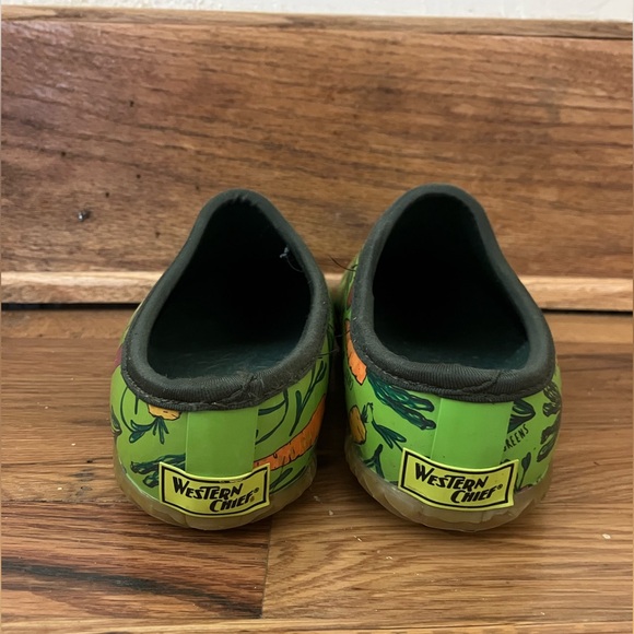 Western Chief Veg Out Vegetable Clogs Waterproof Rubber Garden Shoes Size: 7 - Picture 6 of 7